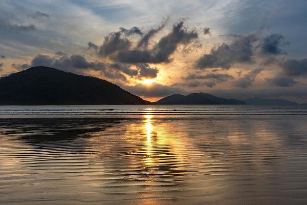 Amanhecer do sol na praia